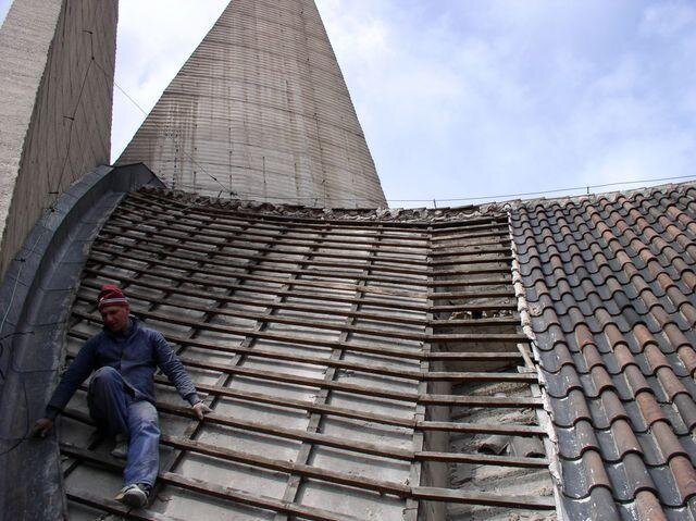 Odkrývání původní krytiny na střeše kláštera