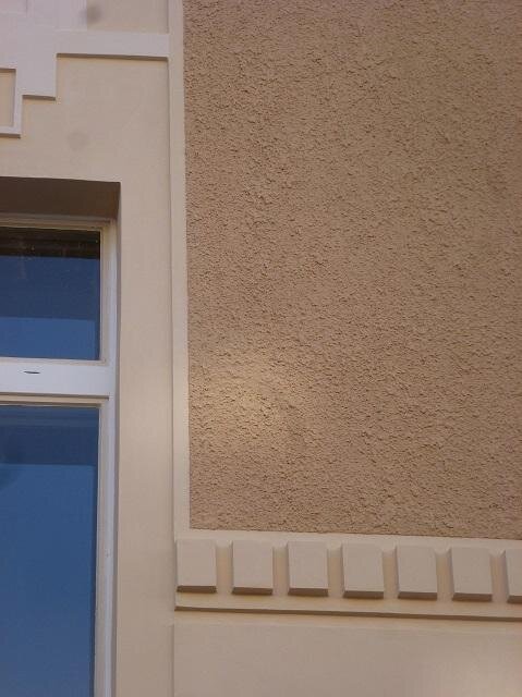 Detail obnoveného dekoru fasády gymnázia