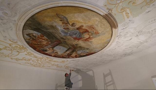 Veškerá interiérová výmalba stropů prošla důkladným restaurátorským zásahem.