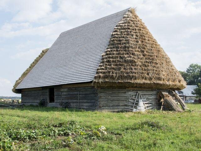 Na závěr rekonstrukce se pokládaly došky ze slámy.