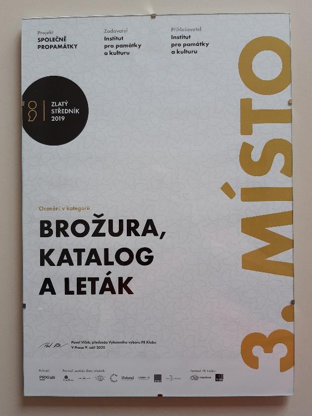 Třetí místo v kategorii Brožura, katalog a leták soutěže Zlatý středník získala brožura Společně PROPAMÁTKY.