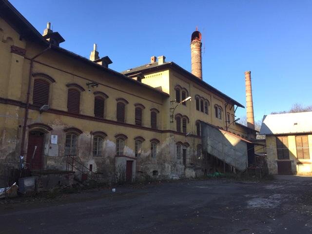 Pivovar se nachází severně od obce Petrohrad v těsné blízkosti Finklova rybníka. 