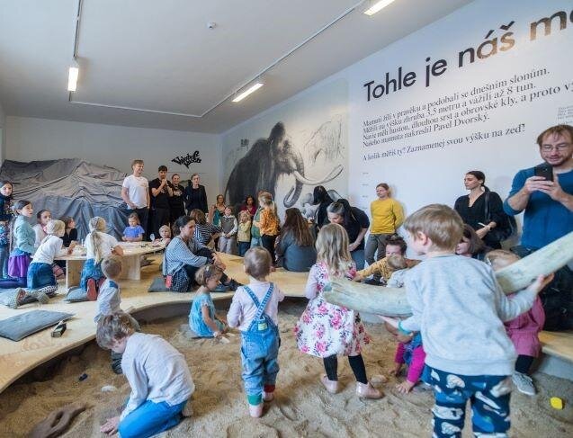 V herně se děti promění v archeology.