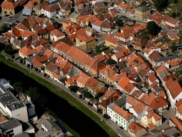 V židovské čtvrti v Třebíči byly použity hned čtyři druhy krytiny firmy Tondach – bobrovka, brněnka, francouzská 14 a samba – všechny v režném provedení.