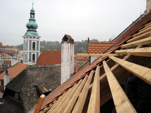 Při celkové obnově střechy byly vyměněny také latě nesoucí střešní krytinu.
