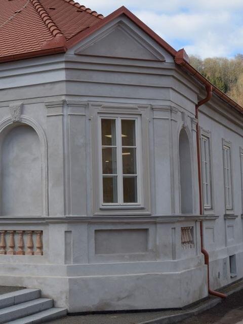 Detail nárožního obnoveného okna