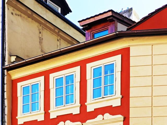 Detail střešní partie domu