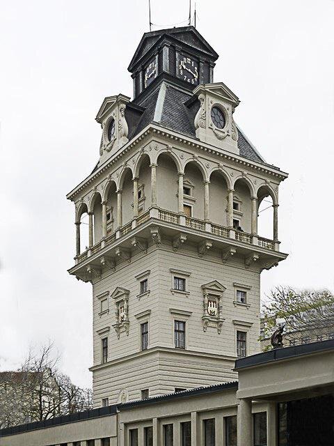 Dochované znaky získaly původní heraldické barvy hlavního města Prahy s vyzlacenou datací 1888. 