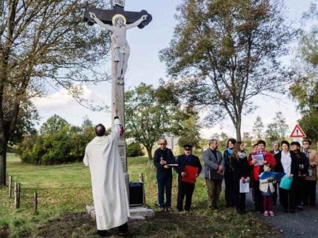 Obnovenému kříži požehnal duchovní ze Sušice.
