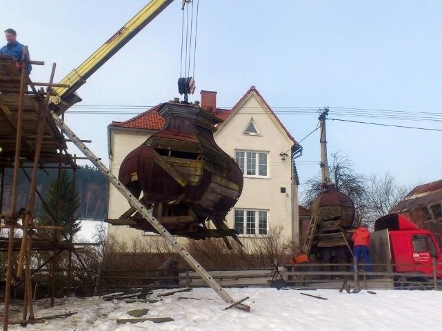 Demontáž původní střechy kaple Tří otců v Mikulášovicích.  