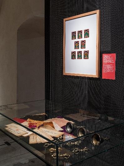 Expozice prezentuje duchovní a umělecké předměty vztahující se k buddhistické praxi.