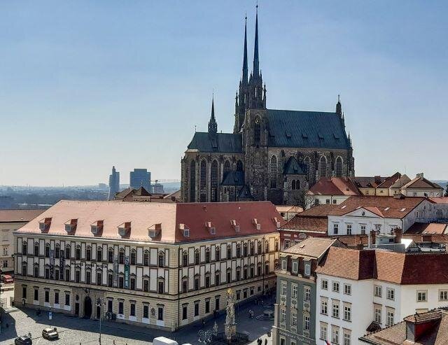 Celkový pohled na budovu muzea s katedrálou sv. Petra a Pavla v pozadí