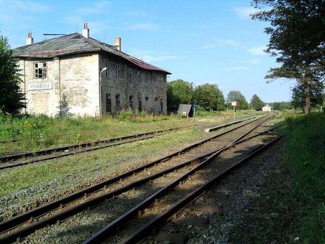 Opuštěná a zchátralá výpravní budova v roce 2009