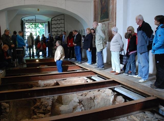 Archeolog Michal Tryml při přednášce o podzemí kostela. 