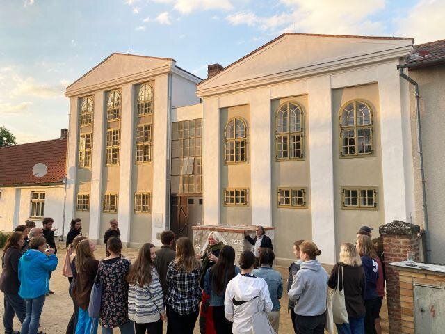 Školicí středisko huti, studenti při zakončení workshopu u modelu klenby, prof. Petr Rezek