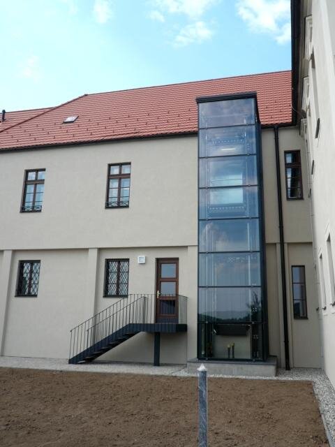 K původní budově Perkmistrovského domu byl přistavěn také moderní výtah pro hendikepované občany.