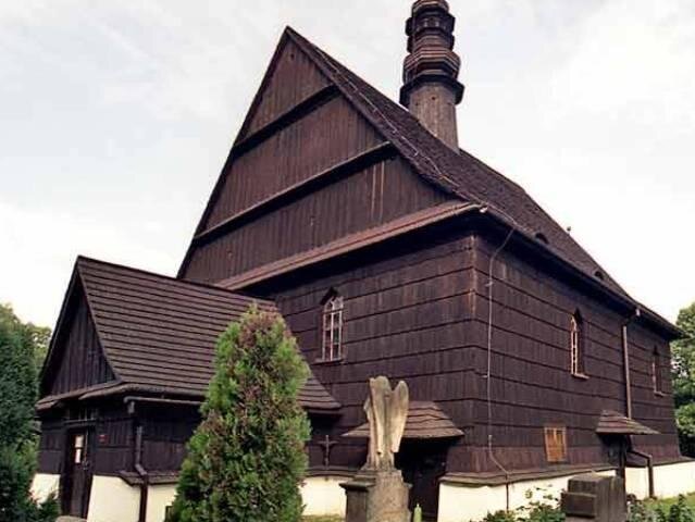 Liberk - kostel sv. Petra a Pavla se zvonicí a farou 