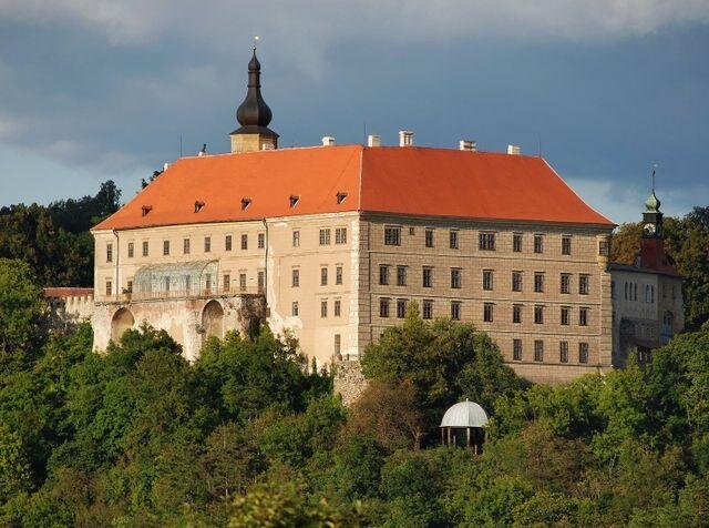 Na zámku v Náměšti nad Oslavou bude přístupný pouze základní návštěvnický okruh reprezentačními sály prvního patra, který bude mimořádně rozšířen o unikátní prostor zámecké knihovny.