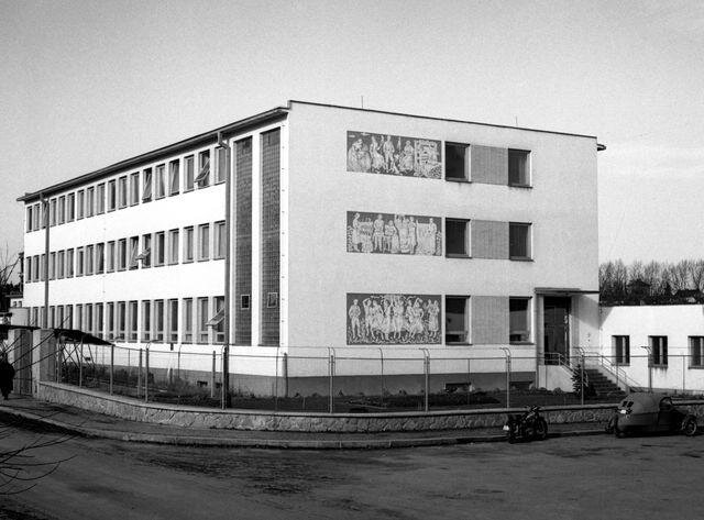 Takzvaná administrativní budova s výzdobou v duchu socialistického realismu