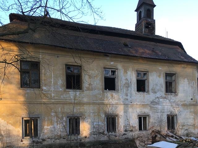 Zchátralý stav hlavní budovy s věžičkou