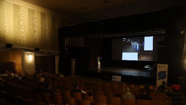Z bloku konkrétních příkladů (architekt Pavel Buryška prezentuje realizaci KINONEKINO v Plané).