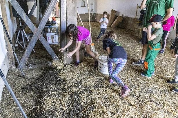 Příprava směsi mlatové podlahy v dětském podání