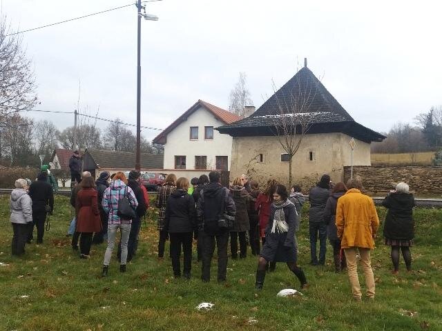 Středověká sýpka v Prostředkovicích trpí blízkostí hlavní komunikace z Jihlavy do Telče.