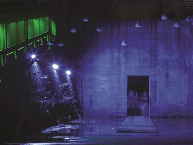 Využití industriálních prostor pro umělecké instalace. Noční atmosféra v Bunkergalerii v Landschaftspark Duisburg-Nord