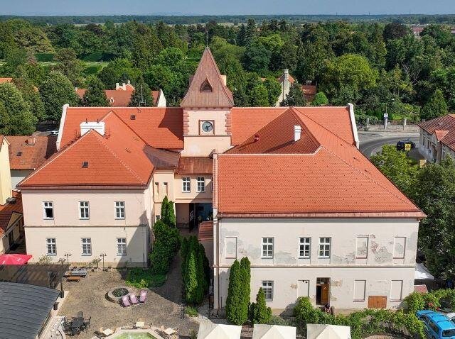 Letecký pohled na obnovenou lednickou radnici
