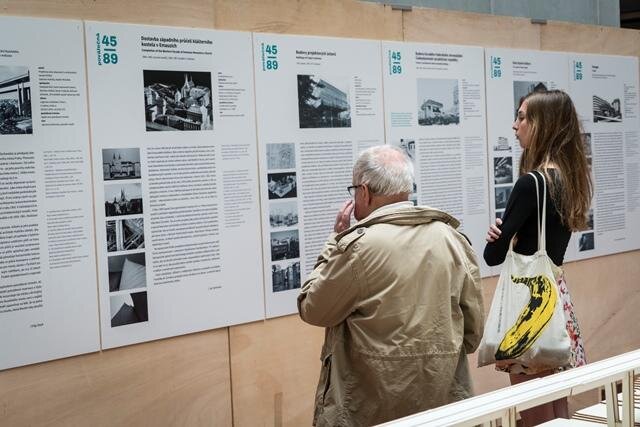 Výstava nazvaná Poválečná 45–89: Příběhy pražské poválečné architektury přibližuje pražskou architekturu z období po druhé světové válce až do roku 1989.