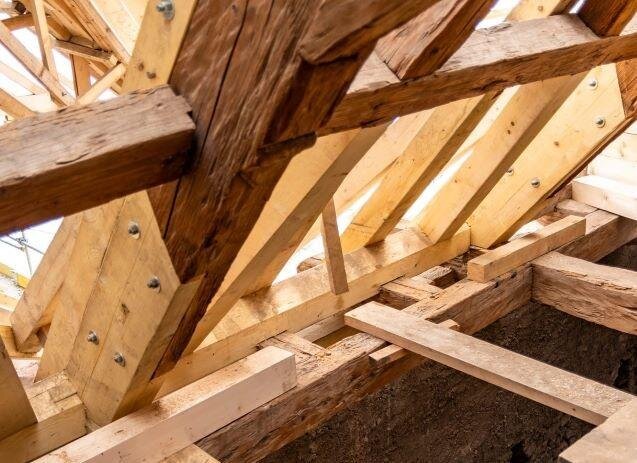 Detailní pohled na nové spoje při obnově krovu