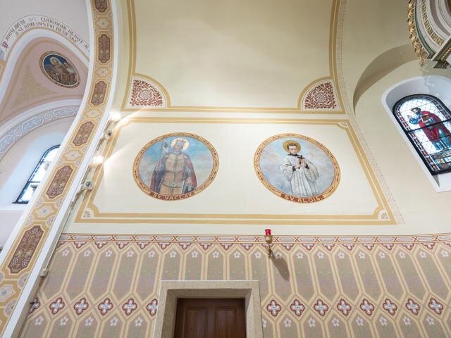 Kostel má obdélníkový půdorys.