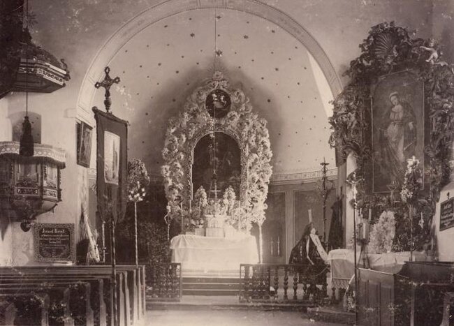 Historická fotografie oltářů a kazatelny v kostele sv. Jakuba