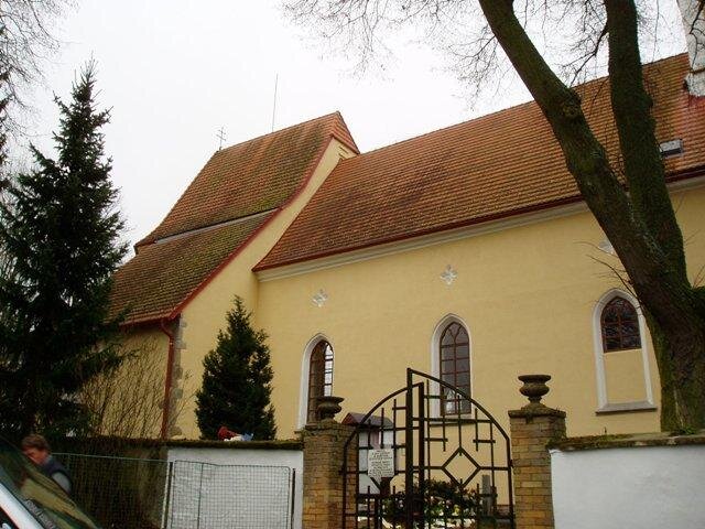Boční pohled na hlavní loď s presbytářen kostela sv. Víta v Kostelní Radouni