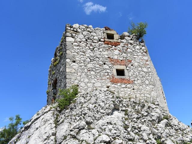 Bude provedeno statické zajištění rozštěpu ve východní stěně paláce.