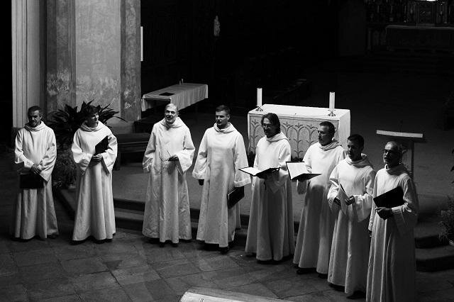 Prvním účinkujícím v letošním ročníku festivalu byl soubor Schola Gregoriana Pragensis.