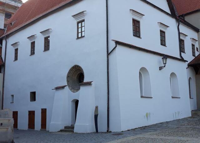 Nejstarší částí hradního areálu je komenda maltézských rytířů.