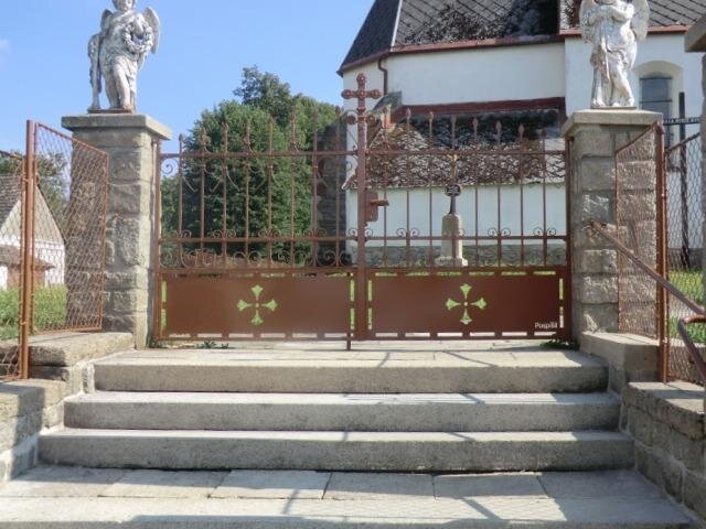 Nadační fond kostela Nanebevzetí Panny Marie v Číhošti obnovil taras a bránu u kostela.