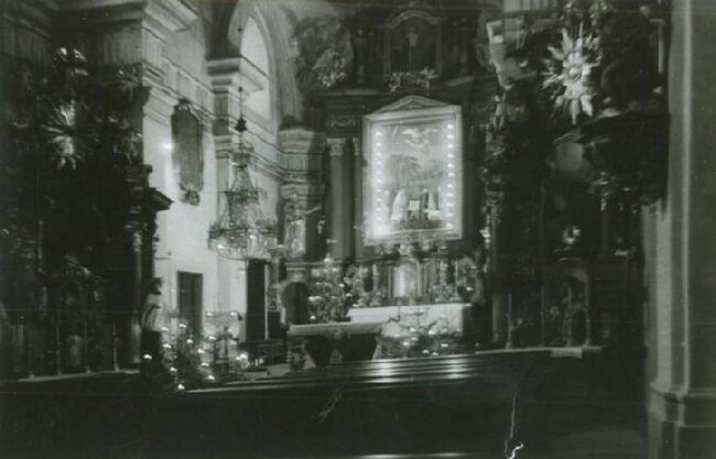 Historická fotografie ze 70. let 20. století, kdy byl betlém vystavován na hlavním oltáři.
