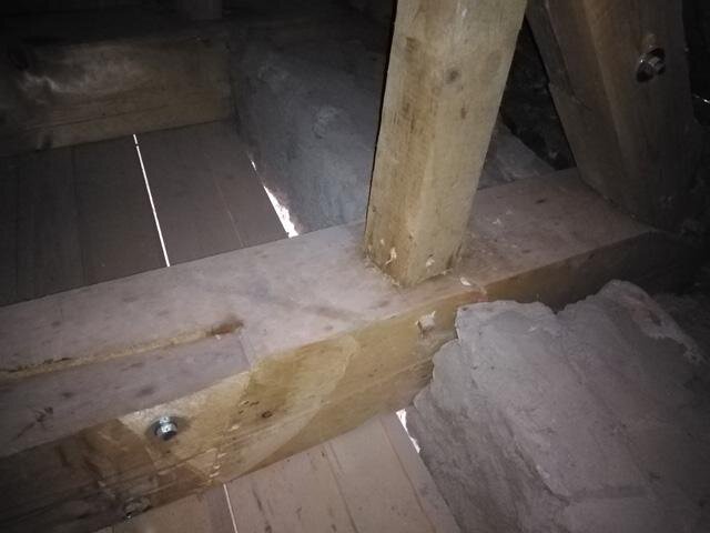 Pohled na poškozenou dřevěnou konstrukci