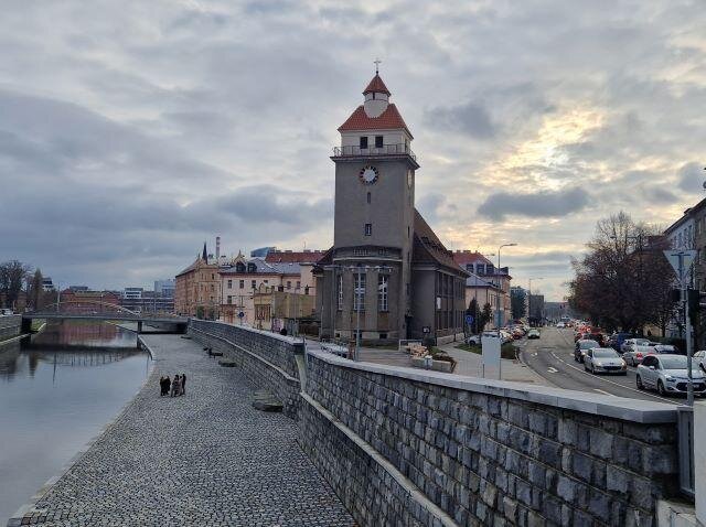 Evangelický kostel byl postaven poblíž řeky Moravy.