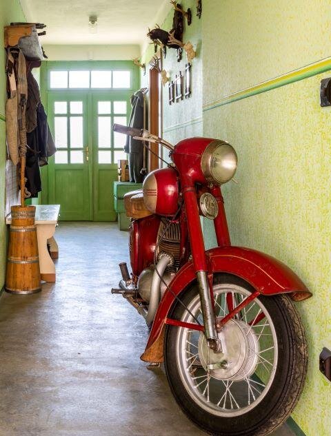 Motocykl Jawa, na kterém hajný objížděl svůj revír.