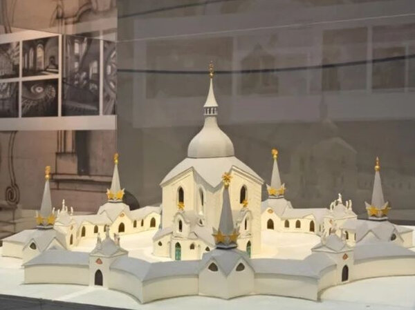 Model kostela sv. Jana Nepomuckého na Zelené hoře je nejznámější Santiniho stavbou u nás.