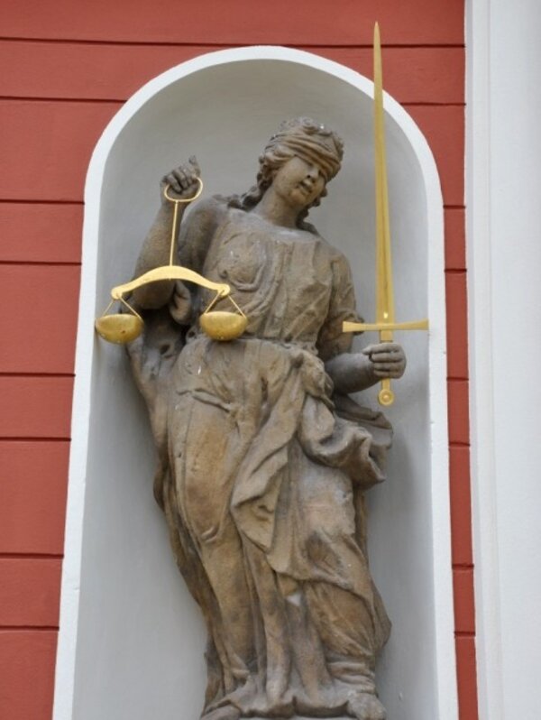 Socha Spravedlnosti ve výklenku pelhřimovského zámku (ilustrační foto)