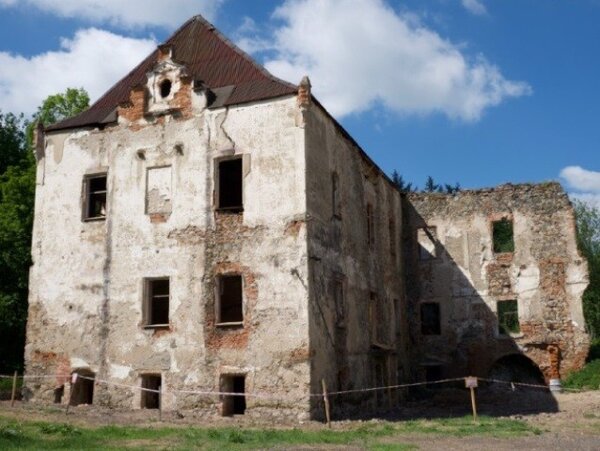 Současný stav zámku ve Zvěstově.