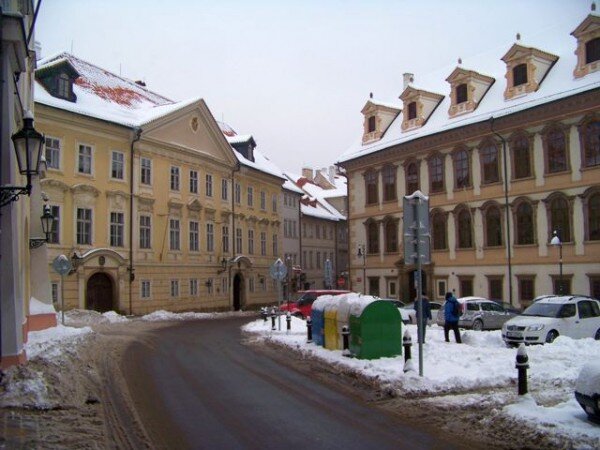 Kurzy památkové péče bude Národní památkový ústav pořádat v Ledeburském paláci (vlevo) na Valdštejnském náměstí v Praze. 