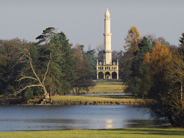 Minaret byl postaven v bažinatém terénu na dřevěných pilotech.