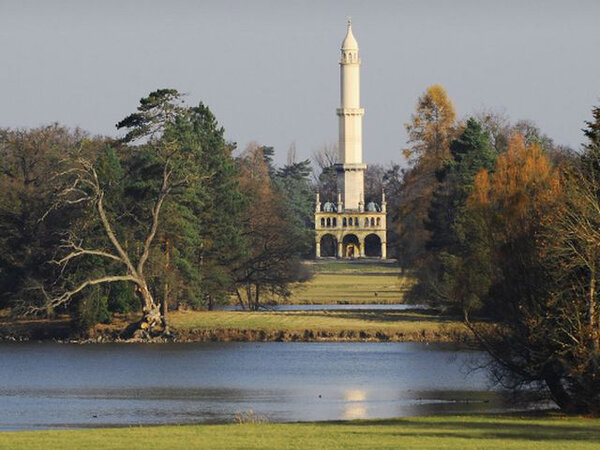 Minaret byl postaven v bažinatém terénu na dřevěných pilotech.