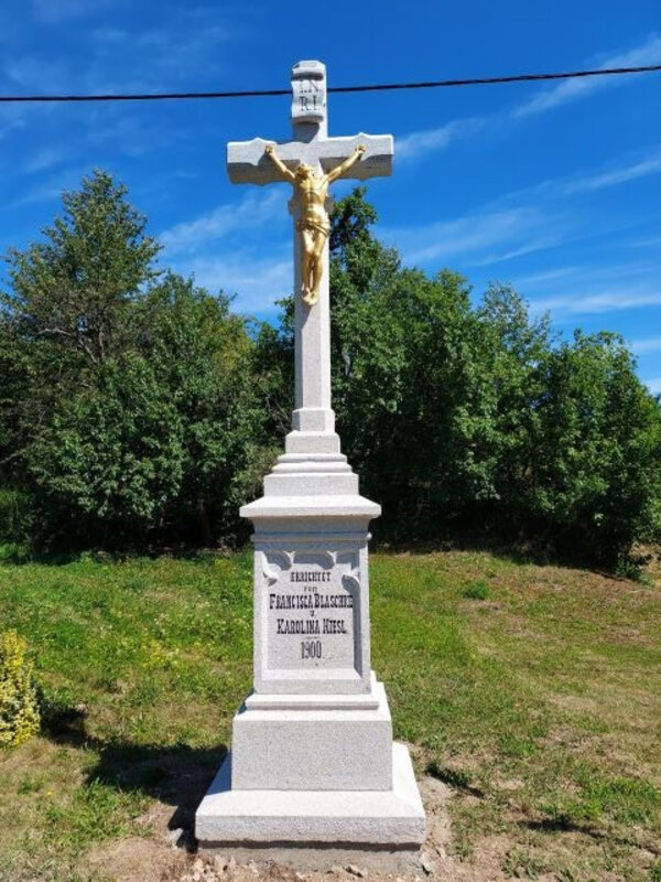 Kamenný kříž se vztahuje k původním německým obyvatelům Zadního Arnoštova.