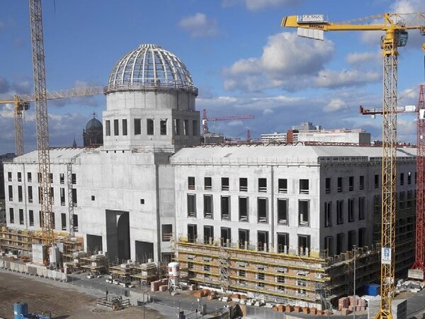 Pohled na západní fasádu berlínského paláce webkamerou v průběhu realizace pískovcové repliky původní fasády.